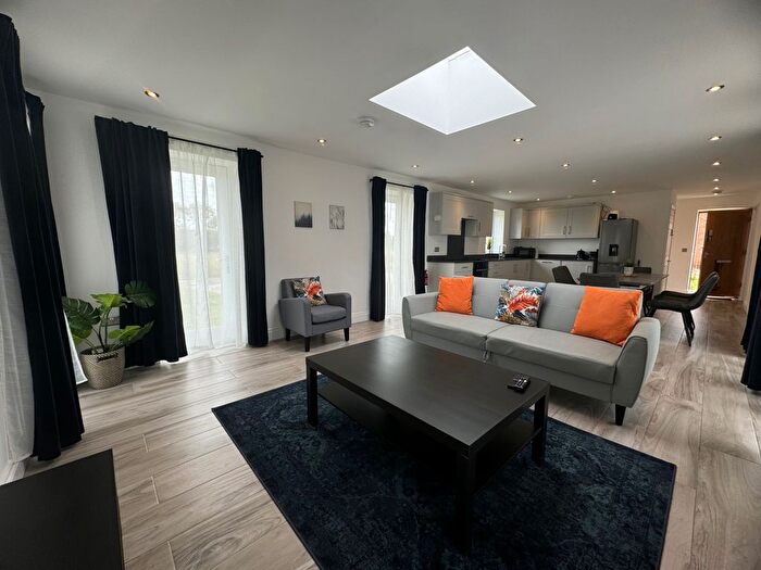 3 Bedroom Detached House To Rent In No Deposit Option..Hounds Grove, Romford, RM4