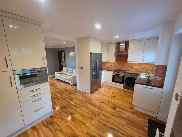 4 Bedroom Semi-Detached House To Rent In Benacre Croft, Tattenhoe, MK4