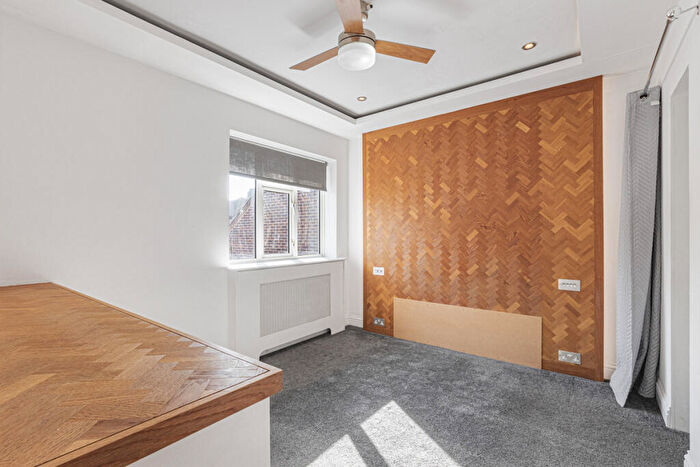 3 Bedroom Maisonette For Sale In McLeod Road, Abbey Wood, SE2