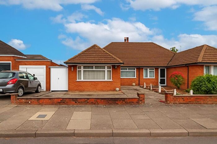 3 Bedroom Bungalow For Sale In Homedale Drive, Luton, Bedfordshire, LU4