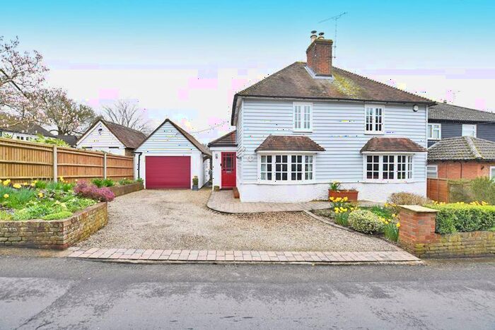 3 Bedroom Property For Sale In Lenham Road, Platts Heath, Maidstone, ME17