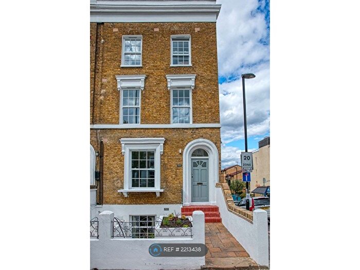 2 Bedroom Flat To Rent In New Cross Road, London, SE14