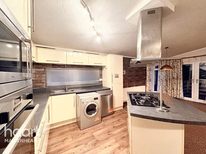 2 Bedroom Park Home For Sale In Brownfield Gardens, Maidenhead, SL6