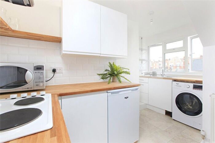 1 Bedroom Flat For Sale In Battersea Park Court, - Battersea Park Road, SW11