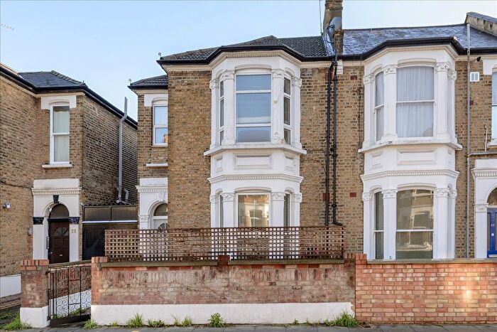 2 Bedroom Flat For Sale In Bloemfontein Road, Shepherd's Bush, W12