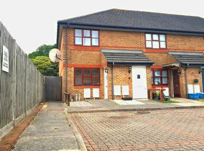 1 Bedroom Flat To Rent In Halifax Close, Teddington, TW11