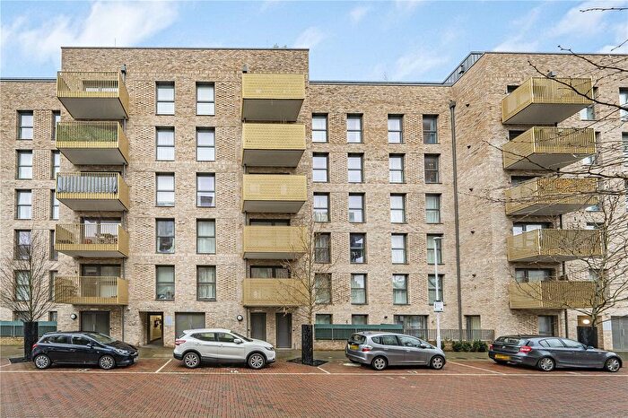 2 Bedroom Flat For Sale In Selbourne Avenue, Hounslow, TW3
