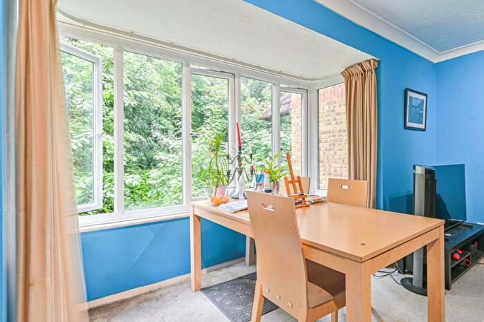 2 Bedroom Flat To Rent In Linwood Close, Denmark Hill, London, SE5