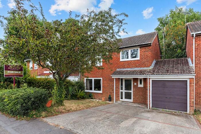 4 Bedroom Link Detached House For Sale In Chennells Way, Horsham, RH12