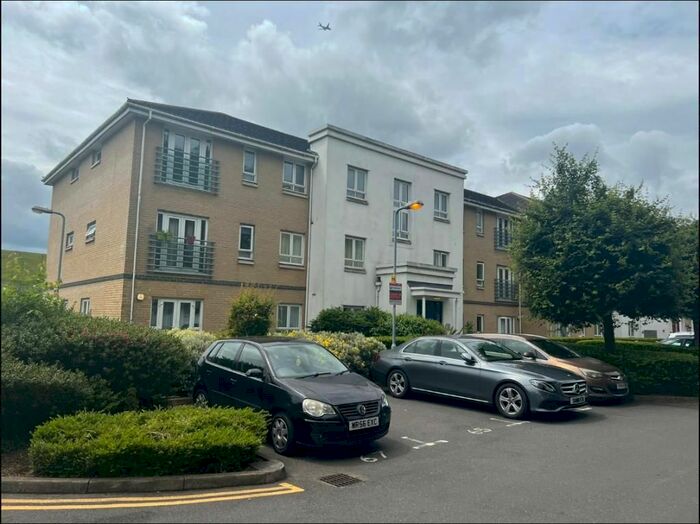 2 Bedroom Flat To Rent In Slough, Berkshire, SL3