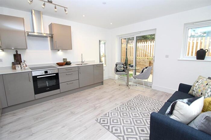 1 Bedroom Flat To Rent In Sandridge Park, Porters Wood, St Albans, AL3
