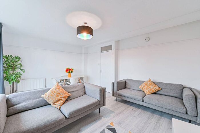 4 Bedroom Flat To Rent In Cassell House, Stockwell, London, SW9