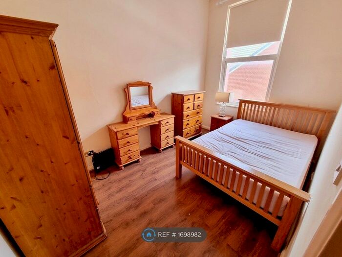 2 Bedroom Flat To Rent In Oldfield Grove, London, SE16