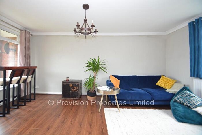 2 Bedroom Flat To Rent In Foxhill Court, Weetwood, Leeds, LS16