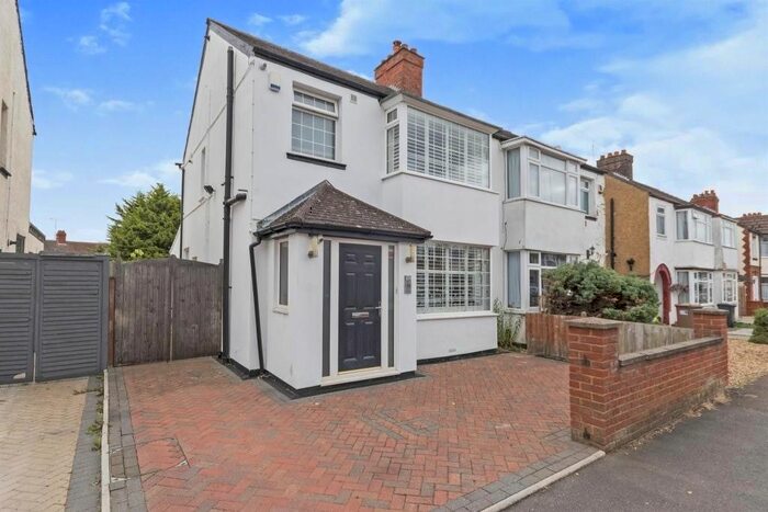 3 Bedroom Semi-Detached House To Rent In Felix Avenue, Luton, Bedfordshire, LU2