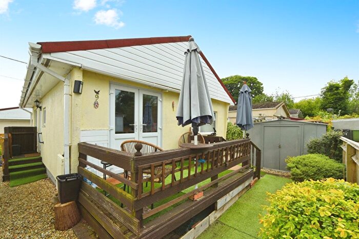 1 Bedroom Mobile/park Home For Sale In Ferrers Way, St. Johns Priory, Lechlade, GL7