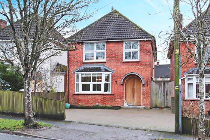 3 Bedroom Detached House For Sale In Farrs Avenue, Andover, SP10