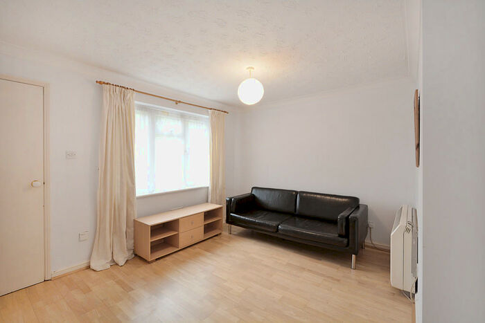 1 Bedroom Apartment To Rent In Hull Close, Canada Water, SE16