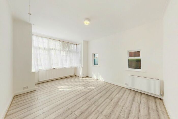 4 Bedroom Detached House To Rent In Edgwarebury Lane, London, HA8