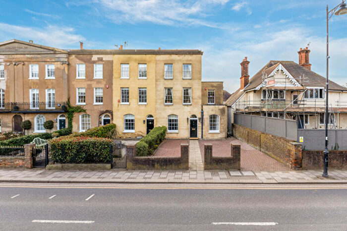 4 Bedroom End Of Terrace House For Sale In Kings Road, Windsor, SL4
