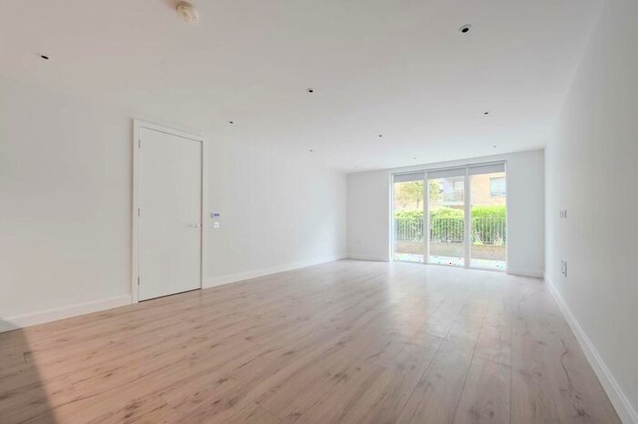 2 Bedroom Flat To Rent In Smithfield Square, High Street, Hornsey, London, N8