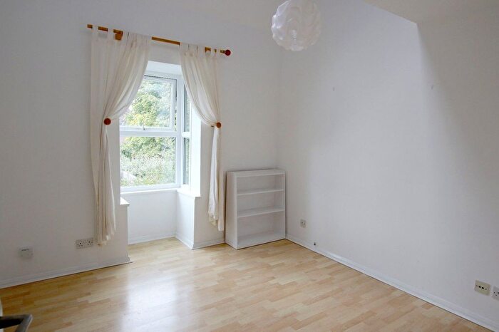 1 Bedroom Flat For Sale In Colburn Crescent, Guildford, Surrey, GU4
