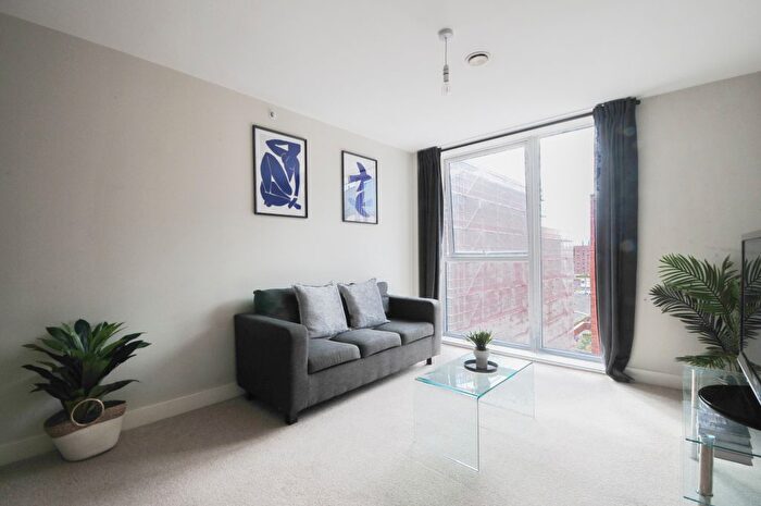2 Bedroom Flat To Rent In Bed Apartment - Bridgewater Point, Salford, M5