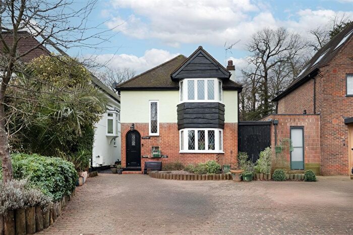 4 Bedroom Detached House For Sale In Tudor Close, London, NW7