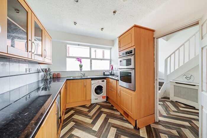 4 Bedroom Flat To Rent In Churchill Gardens, Pimlico, London, SW1V