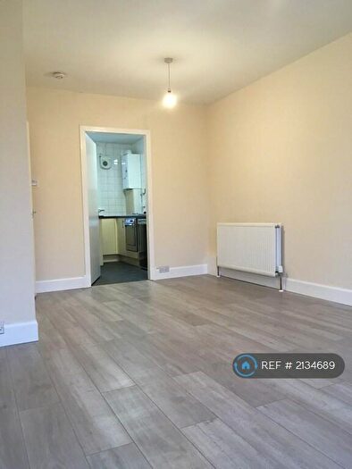 3 Bedroom Flat To Rent In Loganlee Terrace, Dundee, DD2