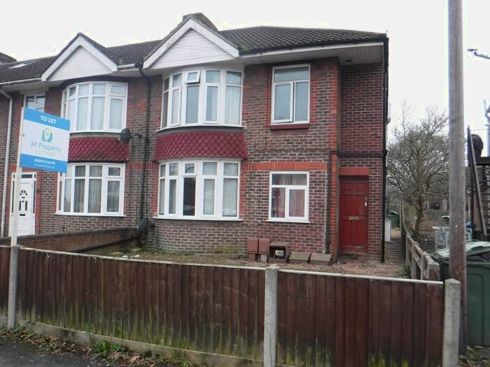 2 Bedroom Flat To Rent In A Redlands Lane, Fareham, PO14