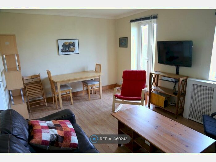 3 Bedroom Flat To Rent In Callingham House, London, SW4