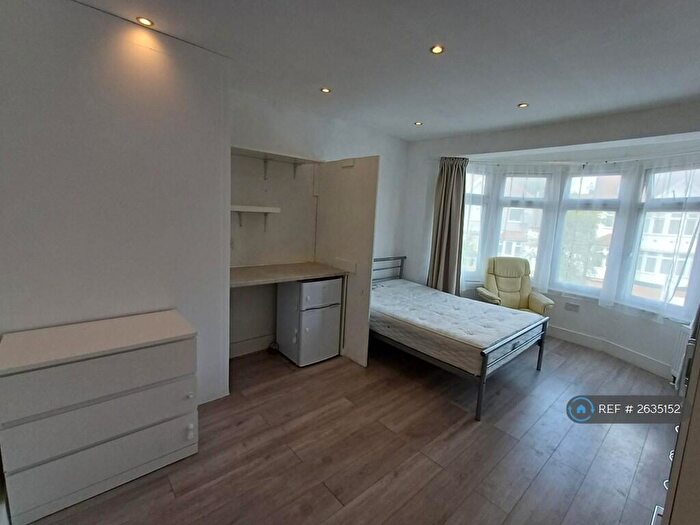 Studio To Rent In Lennox Gardens, London, NW10