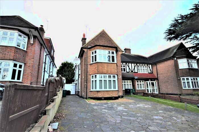 3 Bedroom Flat To Rent In Parson Street, London, NW4