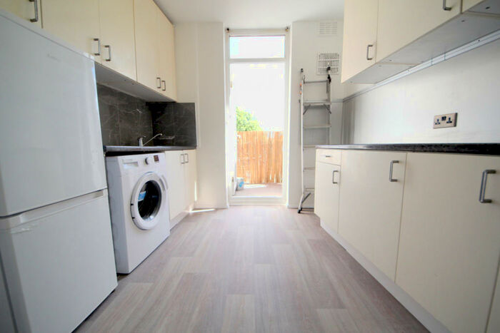 3 Bedroom Maisonette To Rent In Green Lanes, Winchmore HIll, N21