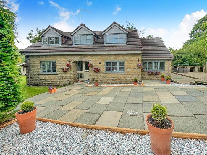 3 Bedroom Detached House For Sale In Albany Drive, Huddersfield, West Yorkshire, HD5