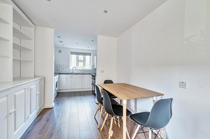 1 Bedroom Flat To Rent In Gainsborough Court, Lime Grove, W12