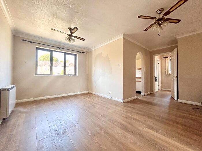 2 Bedroom Maisonette To Rent In Bevans Close, Greenhithe, DA9