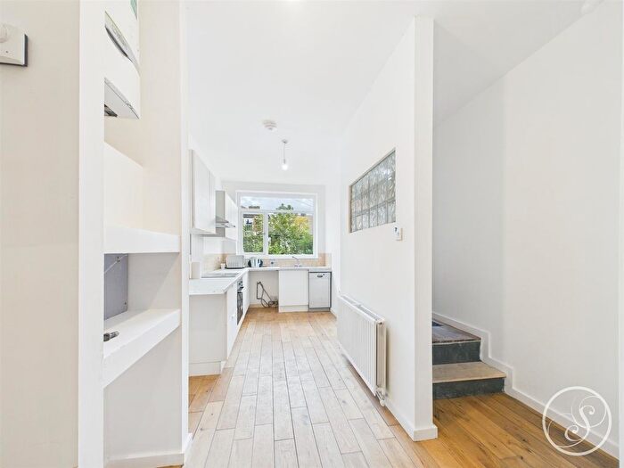 2 Bedroom Flat To Rent In Roundhay Road, Leeds, LS8