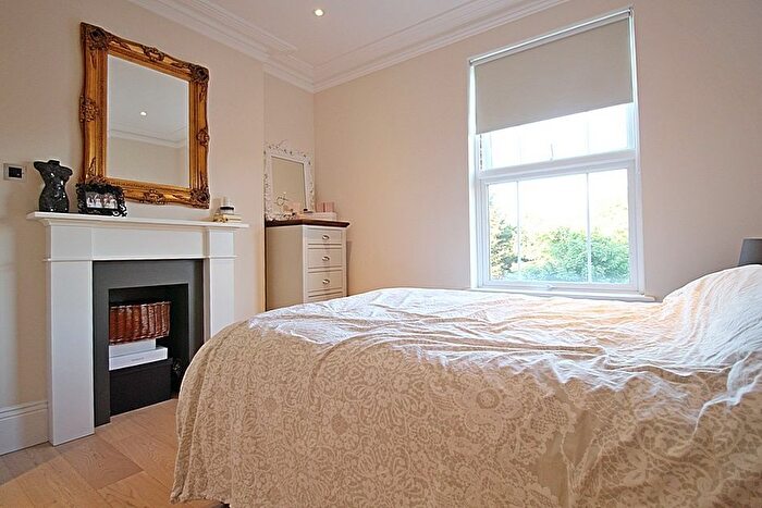 2 Bedroom Flat For Sale In Windmill Road, Brentford, TW8