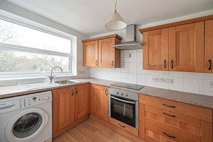2 Bedroom Flat To Rent In Fairview Court, Linksway, London, NW4