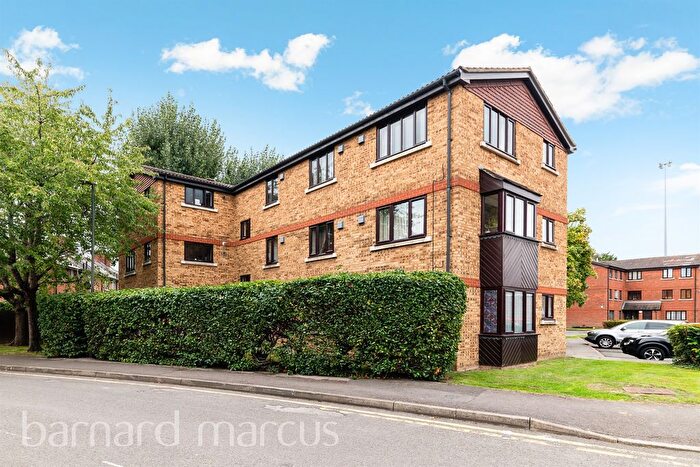 2 Bedroom Flat For Sale In Birchwood Close, Morden, SM4