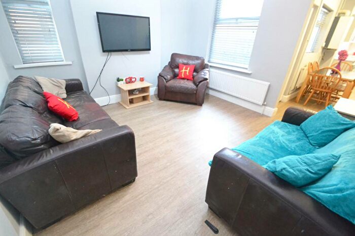 6 Bedroom Semi-Detached House To Rent In Trinity Avenue, Lenton, Nottingham, NG7