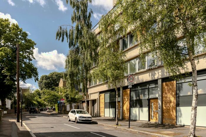 2 Bedroom Flat To Rent In Northbourne Road, London, SW4