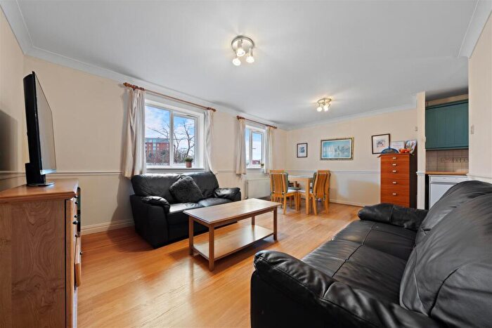 2 Bedroom Apartment For Sale In Redhill, RH1