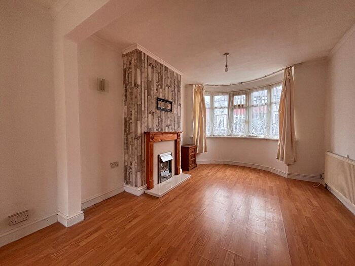 3 Bedroom Semi-detached House To Rent In Wrexham Avenue, Walsall, WS2