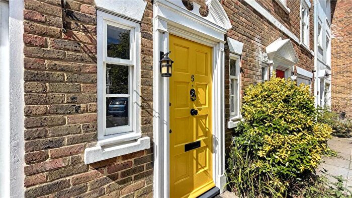 4 Bedroom Terraced House For Sale In Heathfield Close, Midhurst, GU29