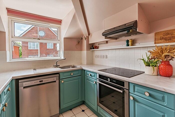 2 Bedroom Flat For Sale In Chapel Road, Redhill, Surrey, RH1