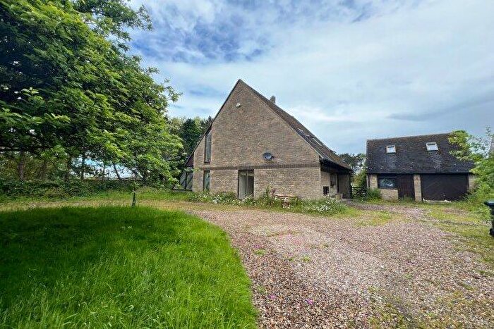 3 Bedroom Property To Rent In Dianmer Close, Swindon, SN4