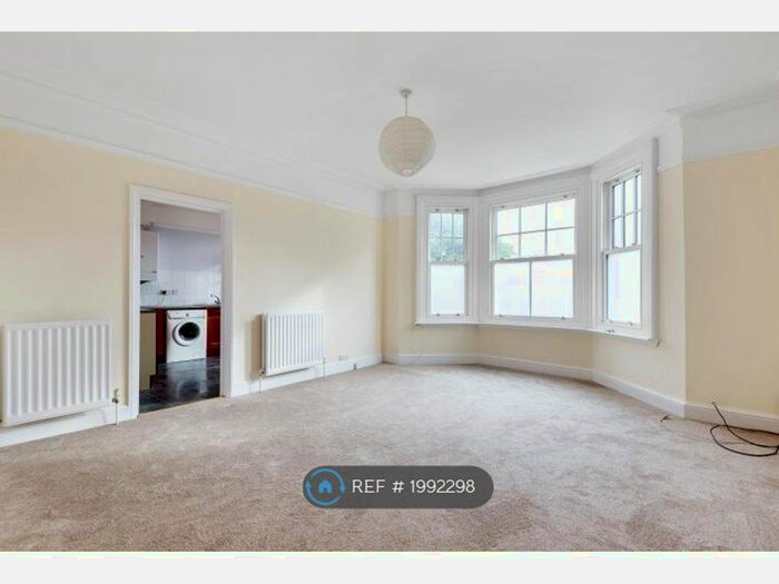 2 Bedroom Flat To Rent In Birch Grove, London, SE12